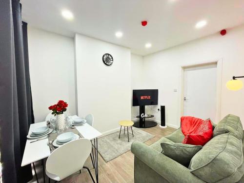 Crimson Apartment - Lovely Flat in Leicester