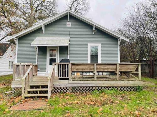 Newly remodeled bungalow near downtown Brenham