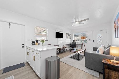 Comfy BNB #2 King Bed + Work/Travel + Beach 8 Min in Hallandale Beach, USA