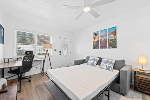 Comfy BNB #2 King Bed + Work/Travel + Beach 8 Min in Hallandale Beach, USA