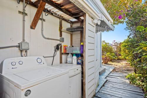 Comfy BNB #2 King Bed + Work/Travel + Beach 8 Min in Hallandale Beach, USA