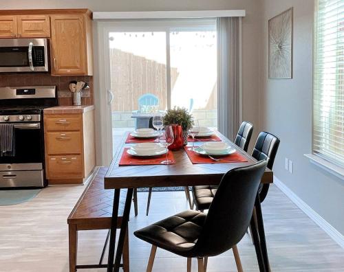virtuve, Multi Family! 2 min walk to Beach! EV Charger! in Okeano (CA)