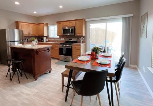 virtuve, Multi Family! 2 min walk to Beach! EV Charger! in Okeano (CA)