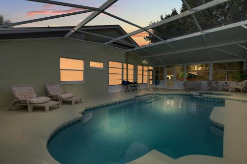 4BR w Private Heated Pool + Hot Tub + Grill