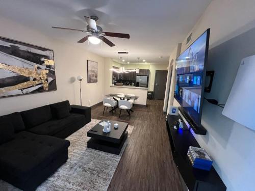 Luxury Modern Condo 3-min from Six Flags w/PS5, 1GB Fast Wi-fi Kingbed in Santa Clarita, USA