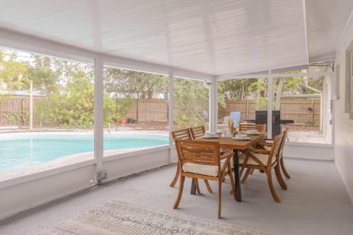 Private Heated Pool 4 MI to Indian Rocks Beach in Largo, USA