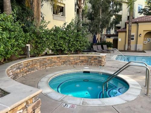 Luxury Modern Condo 3-min from Six Flags w/PS5, 1GB Fast Wi-fi Kingbed in Santa Clarita, USA