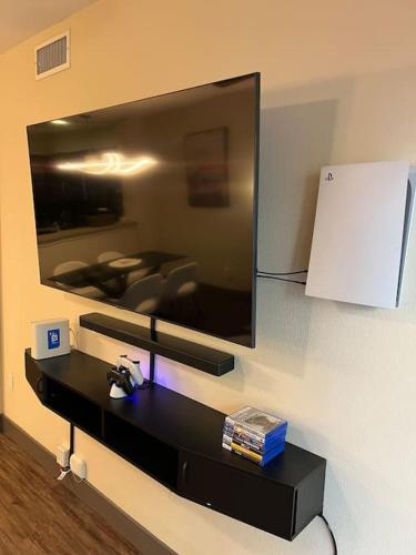 Luxury Modern Condo 3-min from Six Flags w/PS5, 1GB Fast Wi-fi Kingbed in Santa Clarita, USA