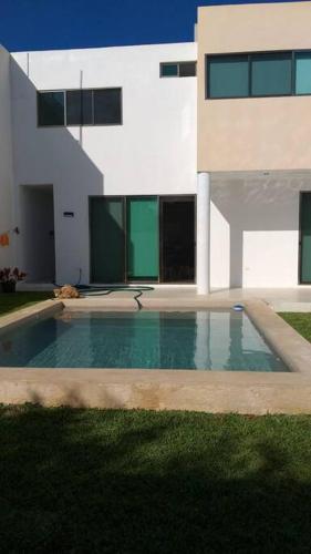 Residencia con ALBERCA y JARDÍN privado in Cholul, Mexico