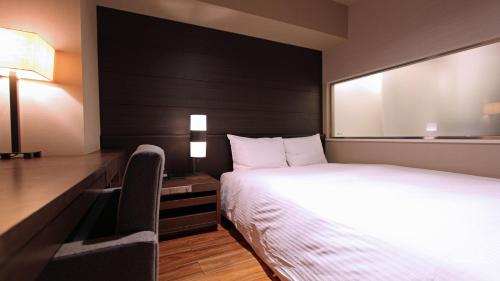 Standard Double Room - Non-Smoking image 9