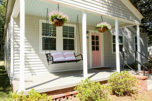 Historic Pink Door Cottage, Porch Swing Near Savannah Pets