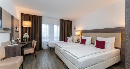 1 queen bed, 1 sofa bed