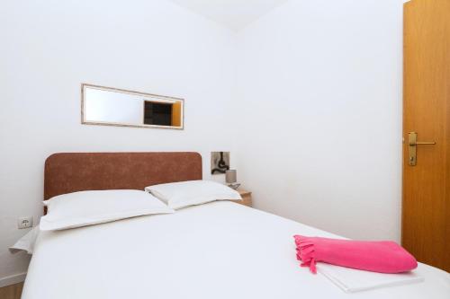 One-Bedroom Apartment image 9