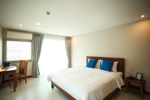 ดีลักซ์ วิวภูเขา เตียงใหญ่หรือเตียงแฝด (Deluxe Double or Twin Room with Mountain View)
