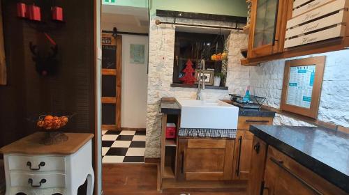 Amazing Milk and Honey cottage with hill views photo 2