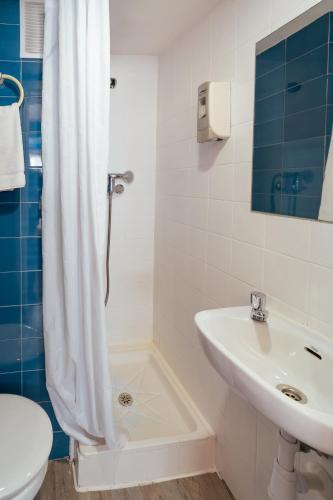 Single Room with Private Bathroom image 5