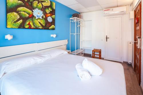 Double Room with Balcony image 10