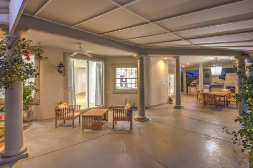 Villa Greens- 5,700sf Luxury Las Vegas Pool