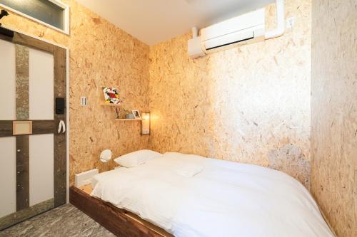 Single Room with Shared Shower and Toilet