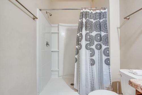 Spacious Atlanta Home with Yard and Charcoal Grill! Spacious Atlanta Home with Yard and Charcoal Grill!