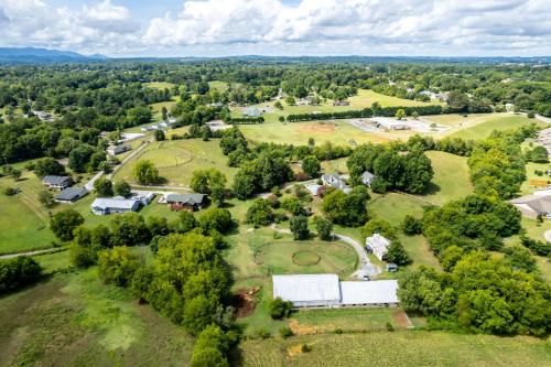 Tranquil Mountain Escape Luxurious 5-Bedroom Farmhouse with Pool