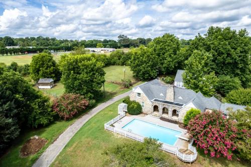 Tranquil Mountain Escape Luxurious 5-Bedroom Farmhouse with Pool