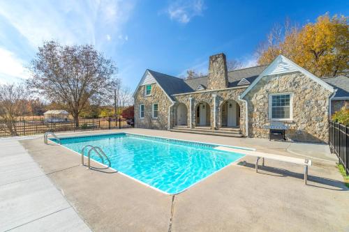Tranquil Mountain Escape Luxurious 5-Bedroom Farmhouse with Pool