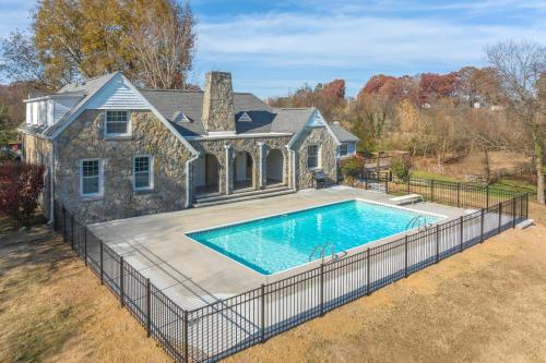 Tranquil Mountain Escape Luxurious 5-Bedroom Farmhouse with Pool