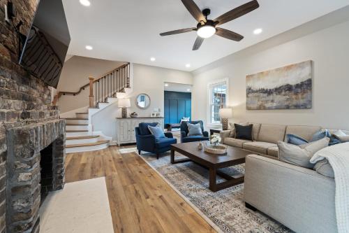 Tranquil Mountain Escape Luxurious 5-Bedroom Farmhouse with Pool in Maryville, USA