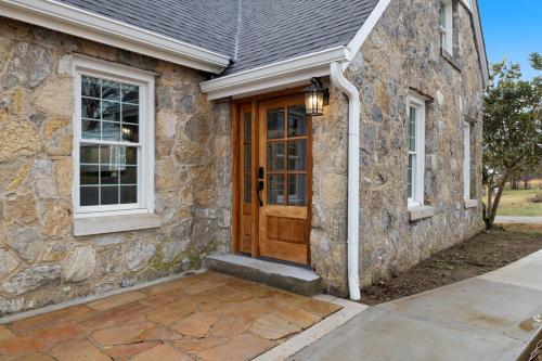 Tranquil Mountain Escape Luxurious 5-Bedroom Farmhouse with Pool in Maryville, USA