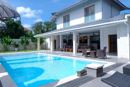 Villa Dekat Pantai Batu Belig