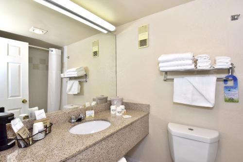Bathroom, Days Inn by Wyndham Miami International Airport in Miami (FL)