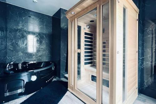 Love Room Le Baroque / Jacuzzi / Sauna in Chateau-Landon