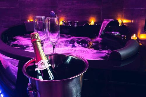Love Room Le Chalet / Jacuzzi / Sauna in Chateau-Landon