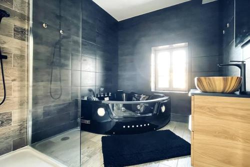 Love Room Le Chalet / Jacuzzi / Sauna in Chateau-Landon