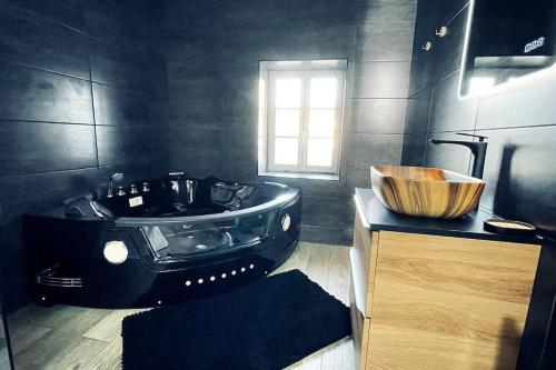 Love Room Le Chalet / Jacuzzi / Sauna in Chateau-Landon