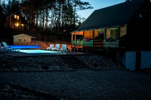 Domek całoroczny SÓWKA z banią sauną basenem i bilardem na Kaszubach Ostrowite Leśna Dolina (Domek caloroczny SOWKA na Kaszubach z bania i sauna na wylacznosc, wspolny basen i bilard z domkiem ) in Сулєжино