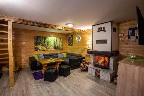 Domek całoroczny SÓWKA z banią sauną basenem i bilardem na Kaszubach Ostrowite Leśna Dolina (Domek caloroczny SOWKA na Kaszubach z bania i sauna na wylacznosc, wspolny basen i bilard z domkiem ) in Сулєжино