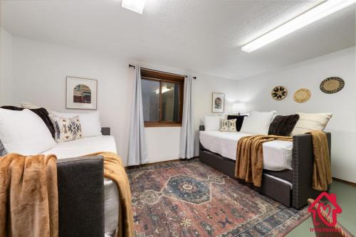 Pueblo Moon w Pool - An Irvie Home Pueblo Moon w Pool - An Irvie Home