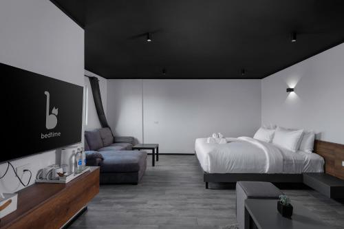 Family Suite with Balcony and Garden View image 7