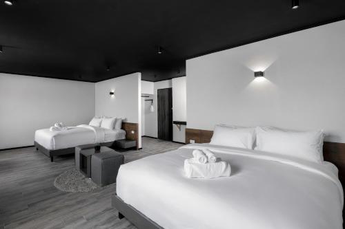 Family Suite with Balcony and Garden View image 6