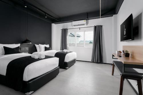 Superior Twin Room with City View image 1
