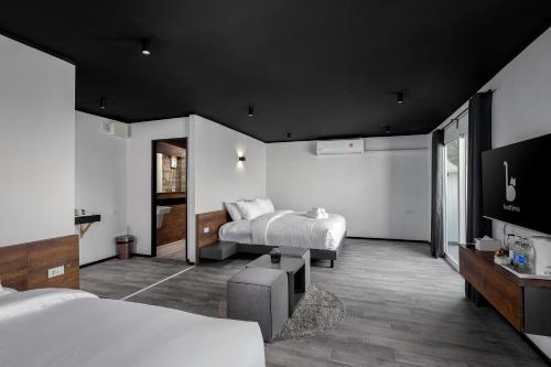Family Suite with Balcony and Garden View image 2