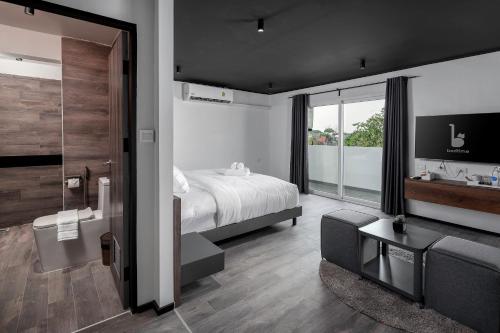 Family Suite with Balcony and Garden View image 1