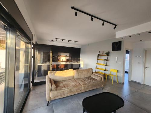 Luxurious penthouse for couples in Kiryat Mozkin