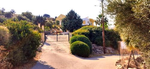 Villa Irene, Amazing views, Lindos 10 mins, Beach 4 mins