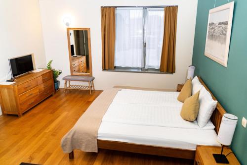 1 king bed, 1 sofa bed