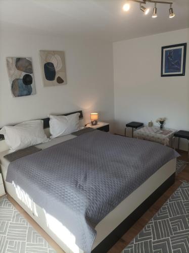 Dobrodošli (Dobrodosli) in 斯維蒂馬丁納穆里