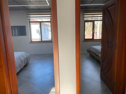 BRIVIBAS RESIDENCE - NORTH & SOUTH, free PRIVATE parking, free WIFI, self check-in, Riga (foto 11)