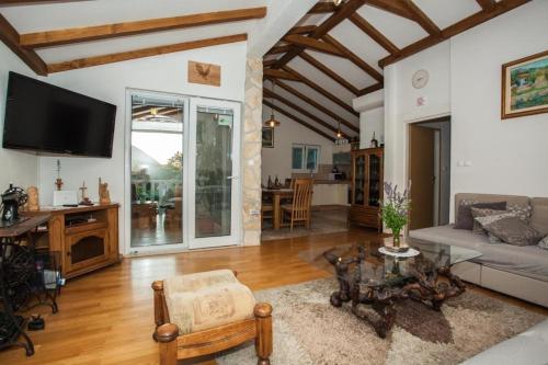 共用Lounge/電視區, Holiday home in Omis with terrace, air conditioning, WiFi, washing machine 5202-1 in 奧米斯